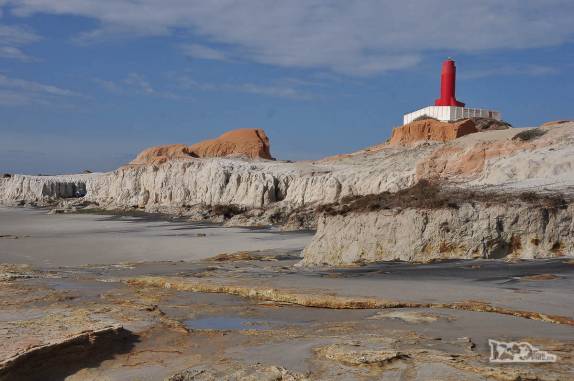 Um pequeno e vistoso farol na região de Fortim, no litoral do Ceará